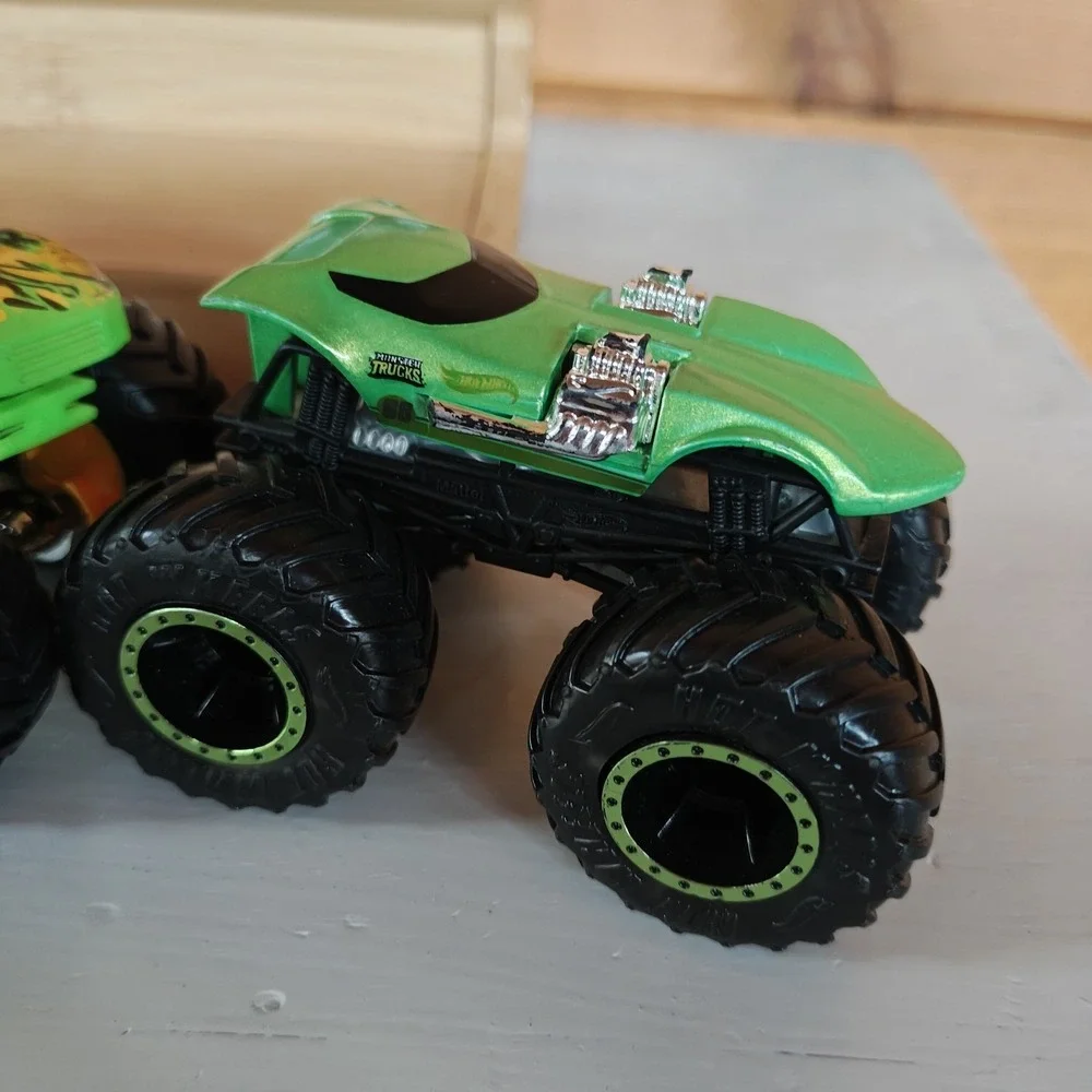 6 Hot Wheels Monster Trucks Tiger Shark Gunkster‎ Bounty Hunter Fire Truck ZC2